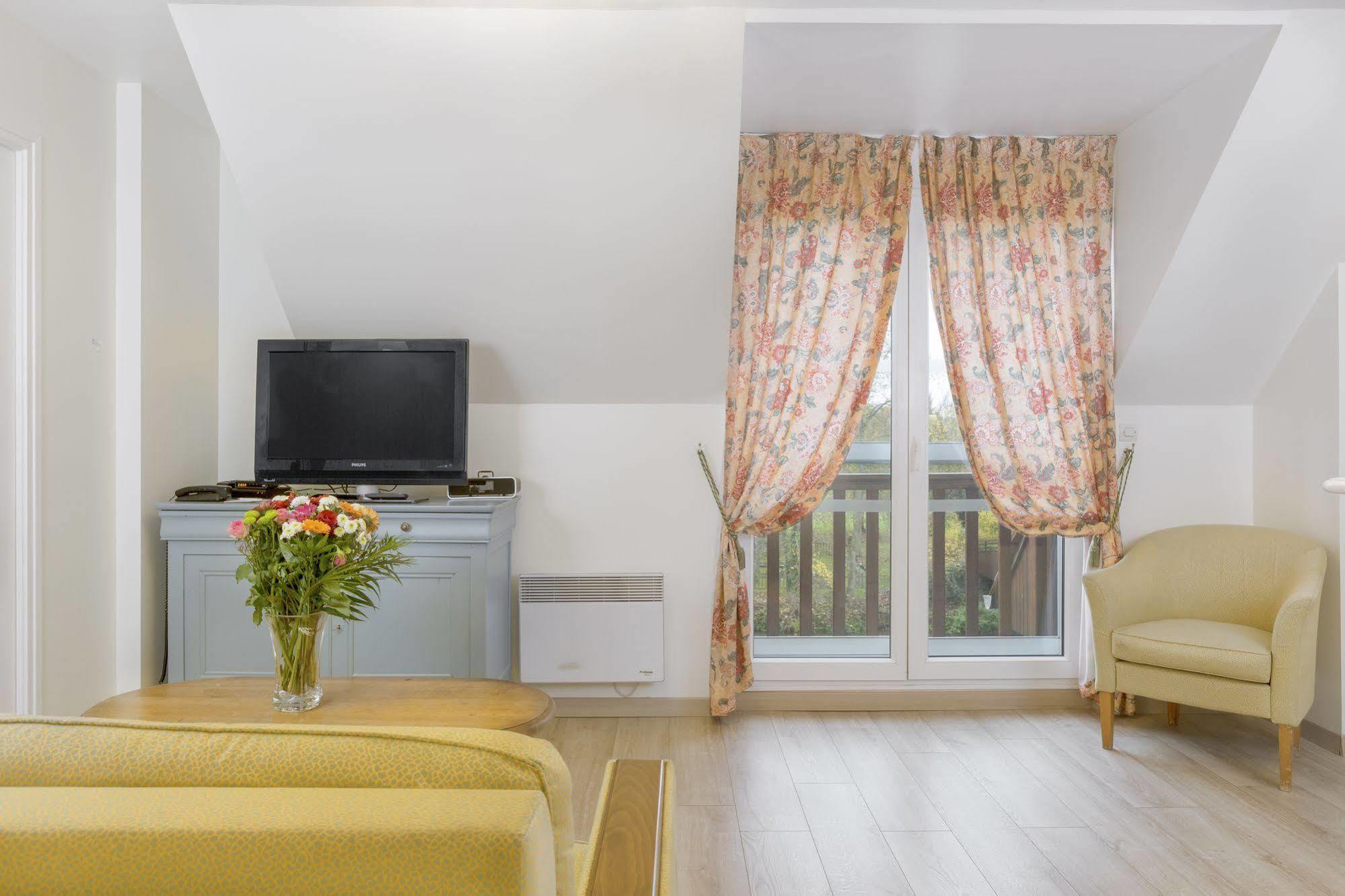 Karma Manoir Des Deux Amants Aparthotel Connelles Ngoại thất bức ảnh